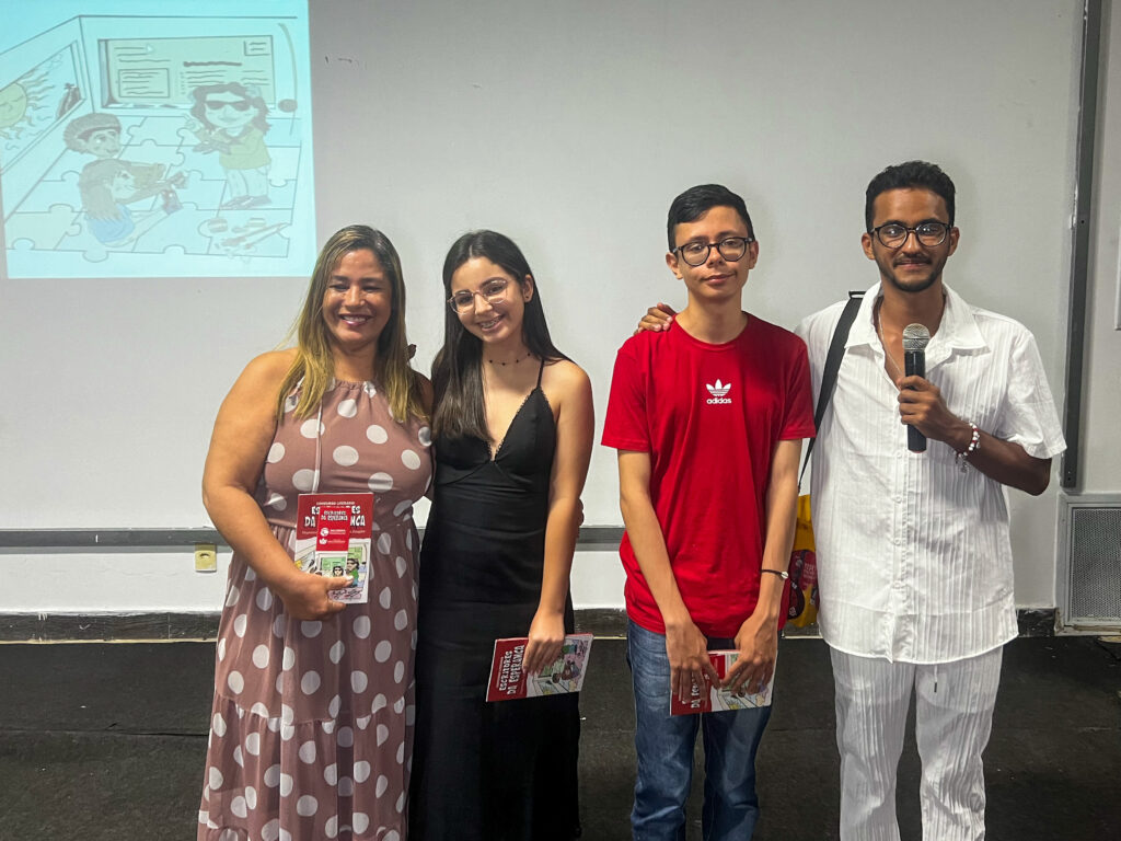 Estudantes do Colégio Aquarela participam do lançamento do livro "Escritores da Esperança"