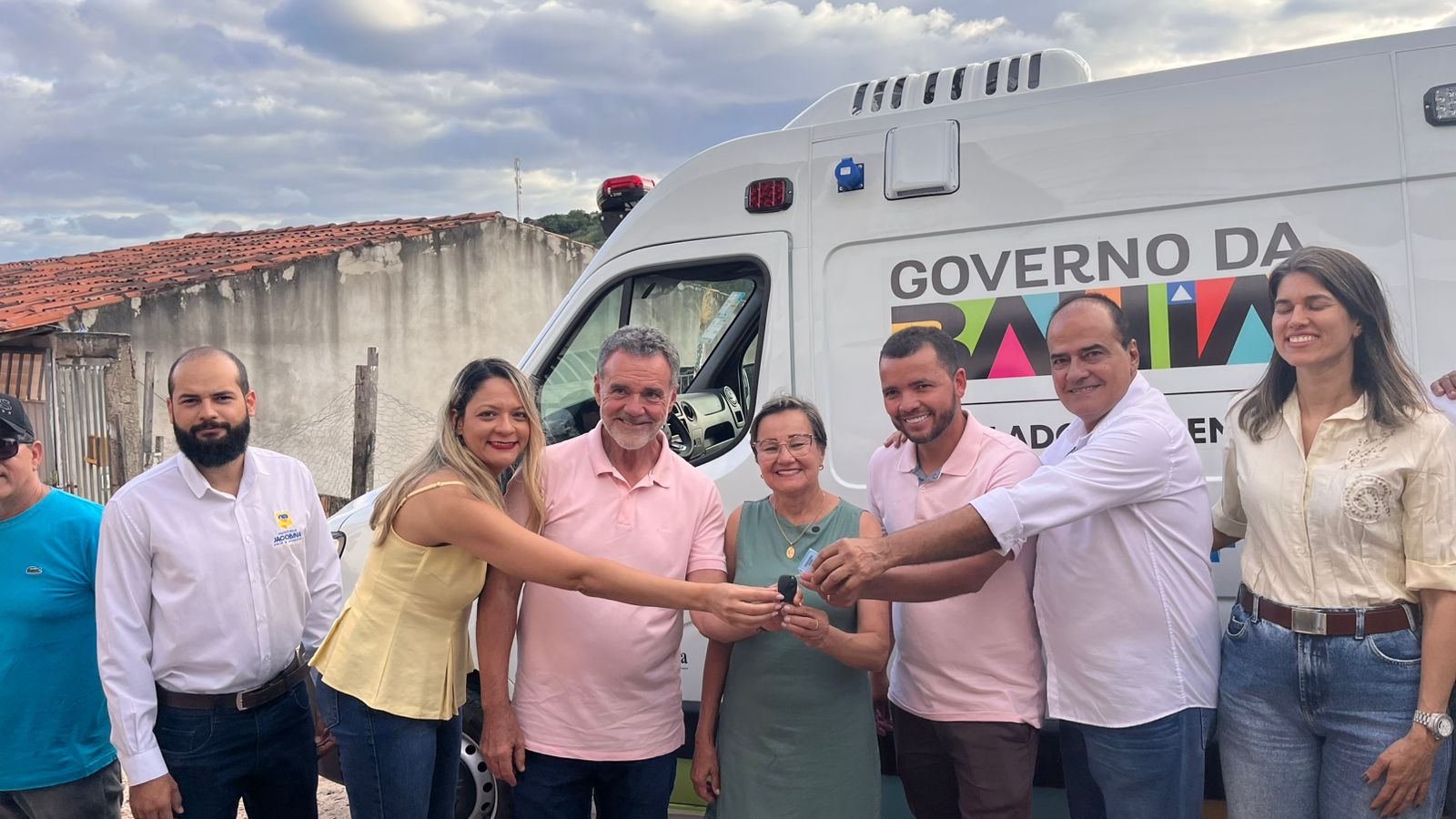 Prefeitura realiza entrega de ambulância e anuncia contenção de encostas no bairro Leader, em Jacobina