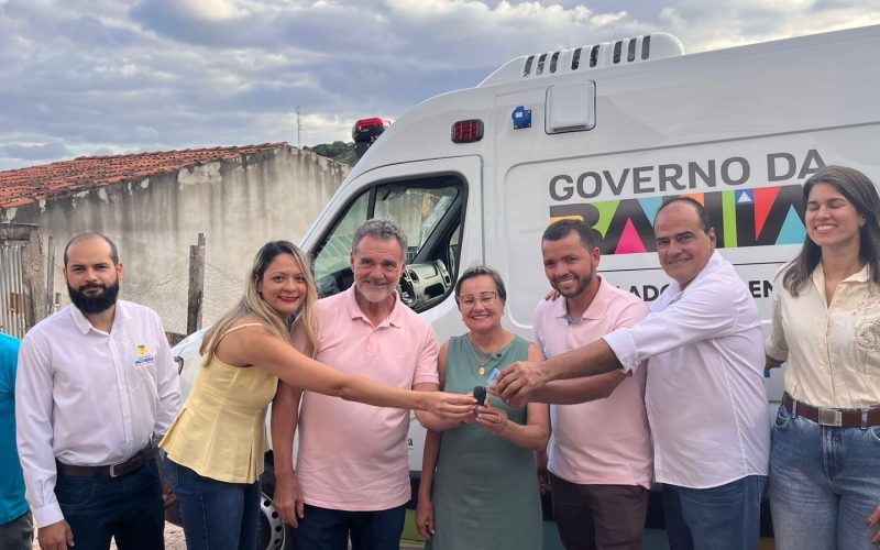Prefeitura realiza entrega de ambulância e anuncia contenção de encostas no bairro Leader, em Jacobina