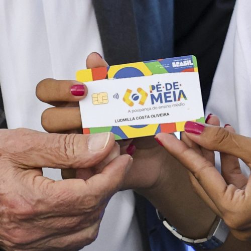 Pé-de-Meia paga parcela para estudantes nascidos em julho e agosto nesta quinta-feira